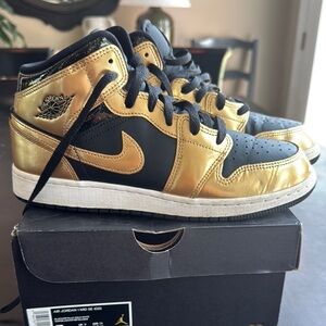 Nike Air Jordan 1 MID SE (GS) Black and Gold Sneakers